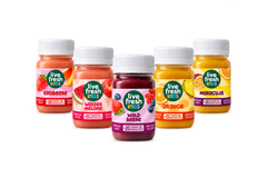 Fünf bunte Live Fresh Kids Getränke in den Sorten Erdbeere. Wassermelone. Waldbeere. Orange und Maracuja. Die kleinen Flaschen für Kids zeigen die jeweiligen Früchte auf farbenfrohen Etiketten.