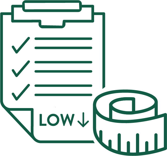 Grünes Symbol mit Checkliste, auf dem LOW steht und ein Pfeil nach unten zeigt. Daneben ein Maßband. Es weist auf eine kalorienarme Ernährung und Unterstützung beim Abnehmen hin.