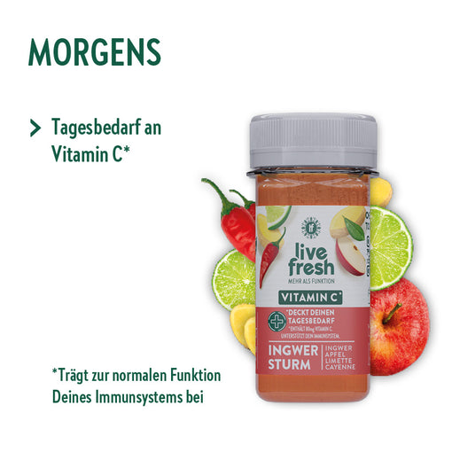 Ein Nahrungsergänzungsmittel-Shot von „live fresh“ mit Vitamin C in der Geschmacksrichtung „Ingwer Sturm“. Die Flasche steht vor einer Collage aus Limette, Apfel, Ingwer, Cayenne und anderen Zutaten. Der Text hebt hervor, dass der Shot den Tagesbedarf an Vitamin C deckt und das Immunsystem unterstützt.
