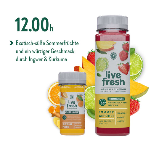 Zwei Flaschen LiveFresh Getränke vor einem Hintergrund aus geschnittenen Zitrusfrüchten, Erdbeeren und Mangos. Die große Flasche namens Sommergefühle enthält Erdbeere, Mango und Limette. Die kleine Flasche enthält den Shot „Kurkuma Power“.  Links steht „12.00h“ mit einem Hinweis auf exotische süße Sommerfrüchte und belebende Energie durch Ingwer & Kurkuma