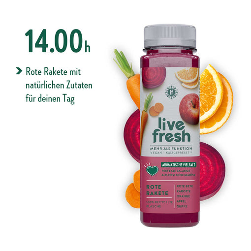 Eine Flasche LiveFresh Saft „Rote Rakete“, im Hintergrund Rote Bete Scheiben, Karotten und Orangen. Das Etikett betont die vegane Rezeptur und die ausgewogene Mischung aus Obst und Gemüse. Links steht ein Hinweis mit natürlichen Zutaten für den Tag, sowie die empfohlene Uhrzeit für den Verzehr, 14 Uhr.