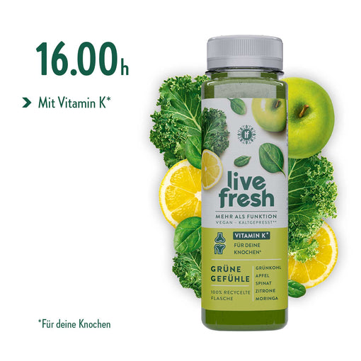 Livefresh Saftflasche „Grüne Gefühle“,  im Hintergrund Grünkohl, Apfel, Spinat, Zitrone und Moringa. Der grüne Text hebt die passende Uhrzeit zum Verzehr während der Saftkur hervor, nämlich 16 Uhr, sowie Vitamin K für die Knochengesundheit.
