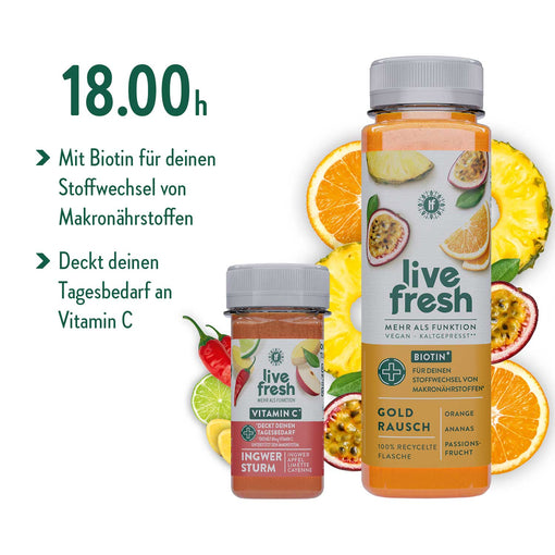 Ein LiveFresh Shot Ingwer Sturm und eine große Flasche Saft namens Goldrausch, im Hintergrund frische Früchte wie Orange, Ananas und Passionsfrucht. Der grüne Text hebt die Uhrzeit 18 Uhr hervor, sowie Biotin für den Stoffwechsel und den Tagesbedarf an Vitamin C.