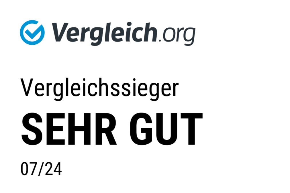 Zeigt ein Abzeichen von Vergleich.org, das den Titel „Vergleichssieger SEHR GUT“ trägt. Darunter steht die Angabe „07/24“, was auf den Monat und das Jahr der Bewertung hinweist. Das Logo von Vergleich.org mit einem blauen Häkchen ist ebenfalls im oberen Teil des Bildes sichtbar.