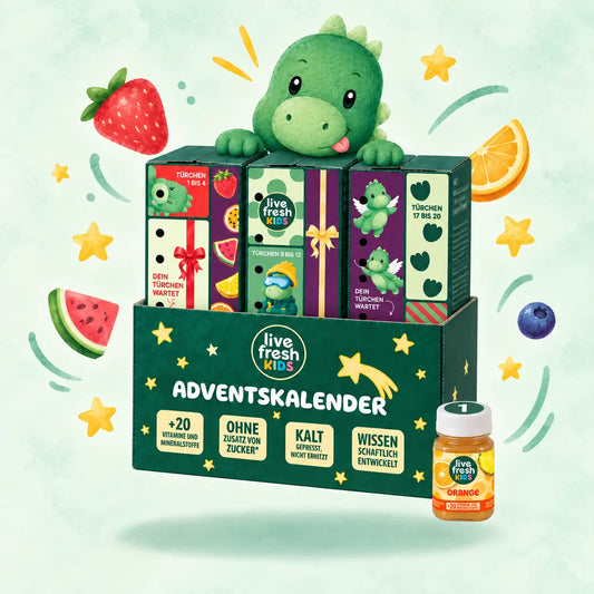 Illustrierter LiveFresh Kids Adventskalender mit einem grünen Drachen der hinter den Türchen hervorschaut und einer Flasche Orange mit der Nummer eins davor. Rundherum schweben Erdbeere Wassermelone Orange Blaubeere und Sterne. Auf dem Kalender steht "ADVENTSKALENDER" "+20 VITAMINE UND MINERALSTOFFE" "OHNE ZUSATZ VON ZUCKER" "KALT GEPRESST NICHT ERHITZT" und "WISSENSCHAFTLICH ENTWICKELT".