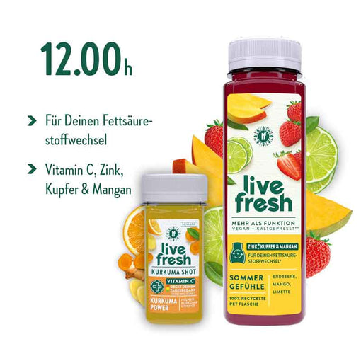 Zwei Flaschen LiveFresh Getränke vor einem Hintergrund aus geschnittenen Zitrusfrüchten, Erdbeeren und Mangos. Die große Flasche namens Sommergefühle enthält Erdbeere, Mango und Limette. Die kleine Flasche enthält den Shot „Kurkuma Power“.  Links steht „12.00h“ mit einem Hinweis auf die Unterstützung des Fettsäurestoffwechsels und enthaltenes Vitamin C, Zink, Kupfer und Mangan.