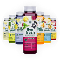 Mehrere bunte LiveFresh-Säfte in einer Reihe, im Fokus steht die Sorte „Keep Cool“ mit Ananas, Spirulina, Pitaya und Zitrone.