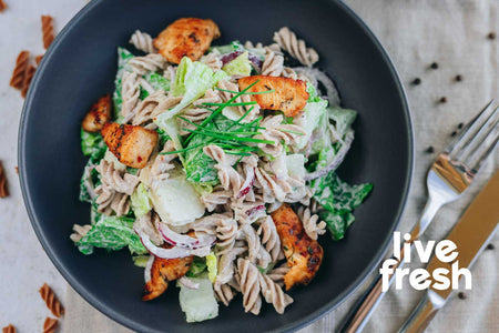 Chicken Caesar Pasta Salad mit LiveFresh Fusilli