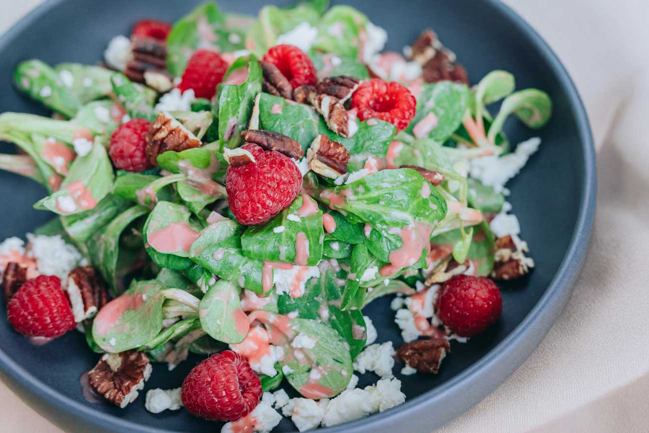 Feldsalat mit Himbeerdressing, Feta & Pekannüssen