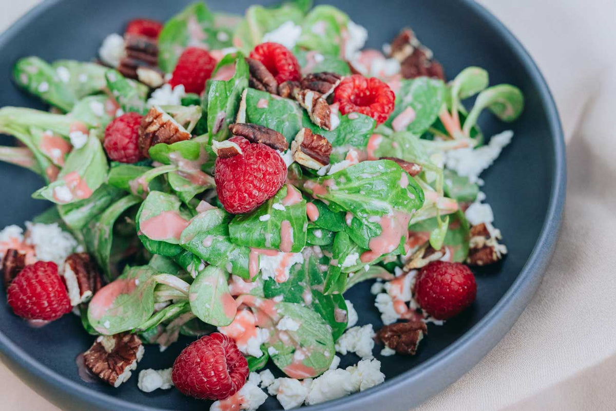 Feldsalat mit Himbeerdressing, Feta & Pekannüssen