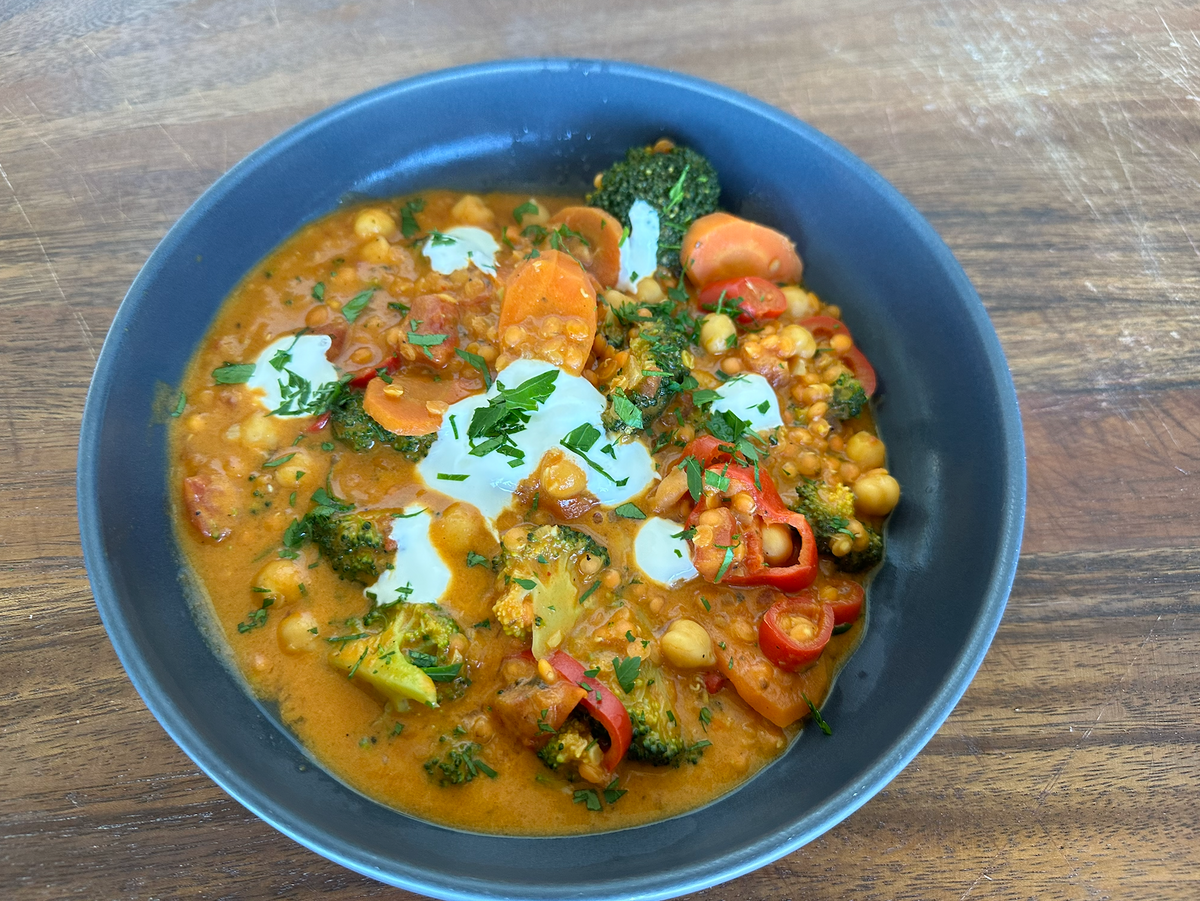 Low-Carb Brokkoli-Linsen-Curry mit Kokoscreme