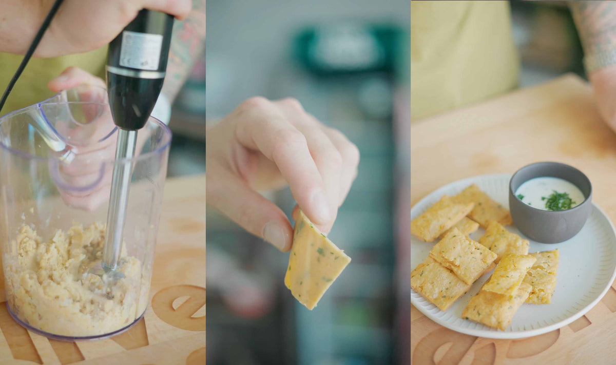 Herstellung von veganen Panelle di Ciciri, einer sizilianischen Spezialität: Zerkleinerung der Kichererbsen in einem Mixer, das Formen der Mischung zu rechteckigen Stücken, und das fertige Gericht serviert mit einem cremigen Dip.