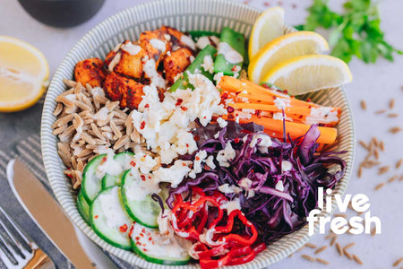 Bunte Chicken Risoni Bowl mit Zitronen-Joghurt-Dip