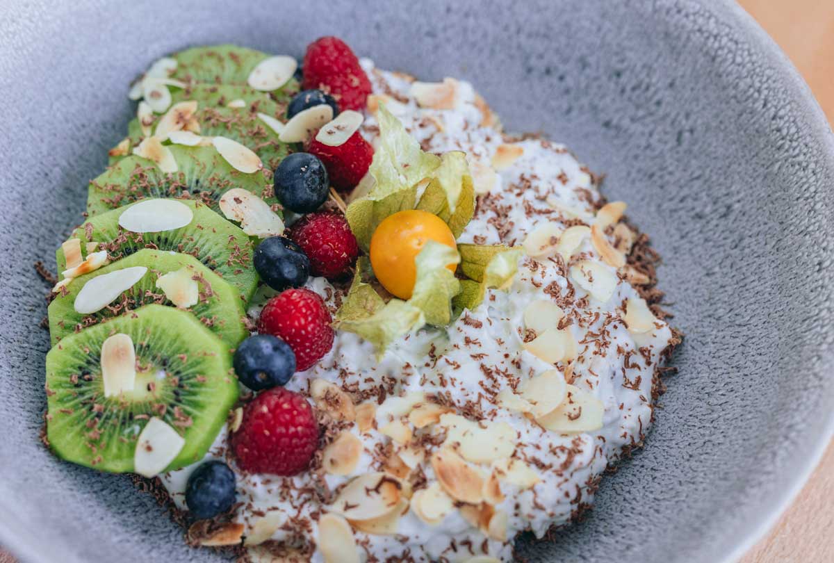 Skyr Protein Bowl mit Crunch & Beeren