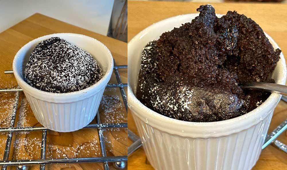 Frisch gebackener High-Protein Brownie in einer weißen Ramekin, außen kross und innen saftig, bestäubt mit Puderzucker, bereit zum Genießen.