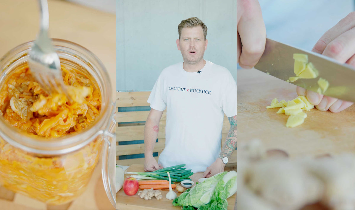 Drei Bilder kombiniert: Links ein Glas mit fermentiertem veganem Kimchi, in der Mitte eine Person mit Zutaten wie Chinakohl, Karotten, Apfel, Knoblauch und Ingwer auf dem Tisch, rechts eine Nahaufnahme vom Schneiden frischer Ingwerstücke mit einem Messer.