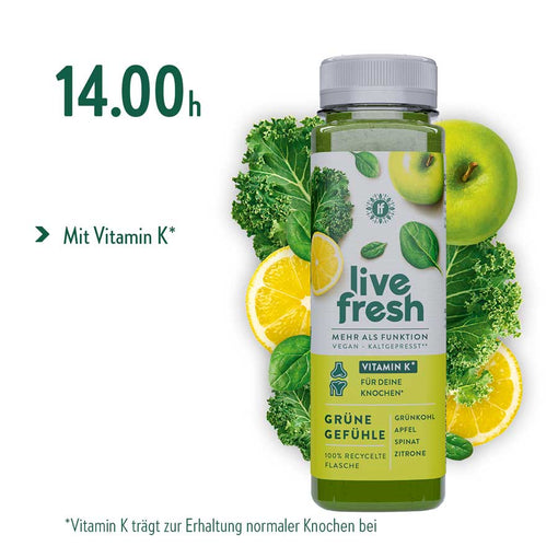 Grüne Live fresh Flasche Grüne Gefühle mit Grünkohl Apfel Spinat und Zitrone vor Grünkohl Apfel Spinat und Zitronenscheiben. Der Text lautet 