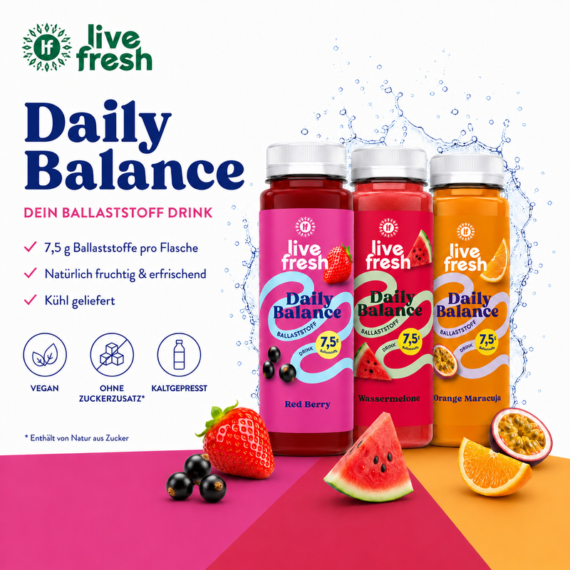Drei Flaschen des „live fresh Daily Balance Ballaststoff Drink“ in den Sorten Red Berry, Wassermelone und Orange Maracuja stehen vor einem Wasserspritzer. Die Darstellung hebt Ballaststoffe, fruchtigen Geschmack und die Produkteigenschaften hervor. Sichtbarer Text. „live fresh“. „Daily Balance“. „DEIN BALLASTSTOFF DRINK“. „7,5 g Ballaststoffe pro Flasche“. „Natürlich fruchtig & erfrischend“. „Kühl geliefert“. „VEGAN“. „OHNE ZUCKERZUSATZ*“. „KALTGEPRESST“. Auf den Flaschen. „Red Berry“. „Wassermelone“. „Oran
