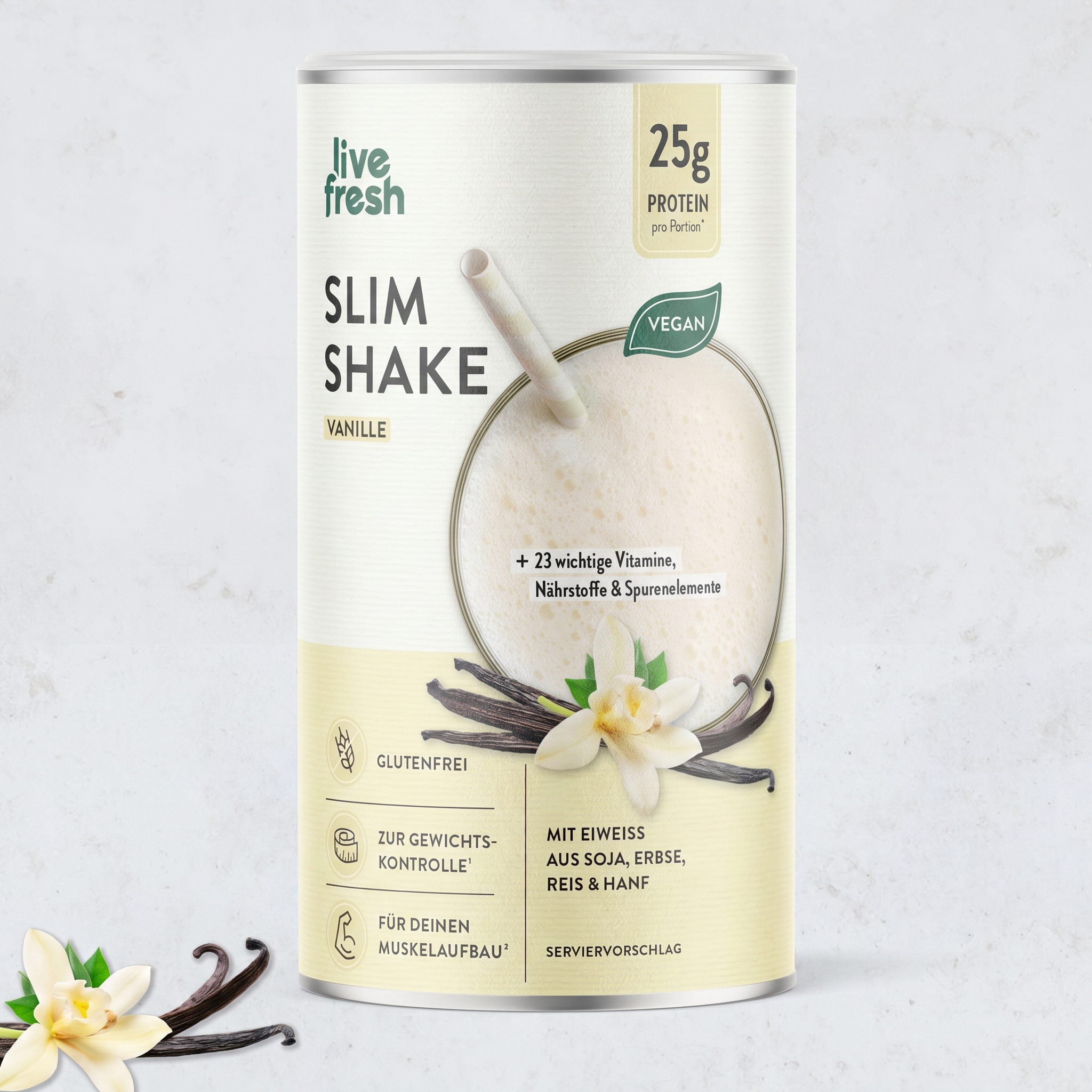 Einzelne Dose „live fresh Slim Shake Vanille“ mit Vanilleblüte und Vanilleschoten auf hellem Hintergrund. Auf der Verpackung steht „25g Protein pro Portion“, „Vegan“ und „+ 23 wichtige Vitamine, Nährstoffe & Spurenelemente“.