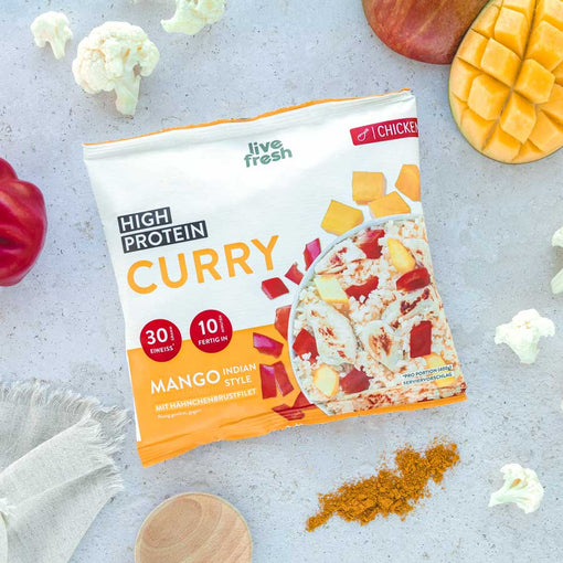 Das erste Bild zeigt eine Packung „Live Fresh High Protein Curry“ in der Geschmacksrichtung Mango Indian Style mit Hähnchenbrustfilet. Die Verpackung hebt den hohen Proteingehalt von 30 g und eine schnelle Zubereitungszeit von 10 Minuten hervor. Im Hintergrund sind Zutaten wie Paprika, Blumenkohl, Currygewürz und Mango zu sehen.