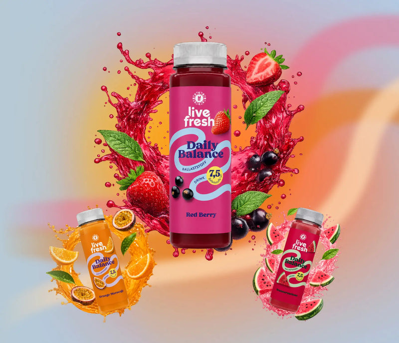 LiveFresh Daily Balance Ballaststoffdrinks mit 7,5 Gramm Ballaststoffen pro Flasche. Die Sorten Red Berry, Orange Maracuja und Wassermelone sind mit passenden Früchten und farbigen Saftspritzern dargestellt.