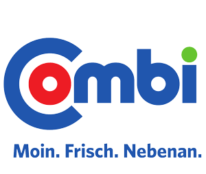 Das Logo von Combi, einer deutschen Supermarktkette. Das Logo besteht aus dem blauen Schriftzug „Combi“, wobei das „C“ rot und das „i“ mit einem grünen Punkt gestaltet sind. Darunter steht der Slogan „Moin. Frisch. Nebenan.“ in blauer Schrift.