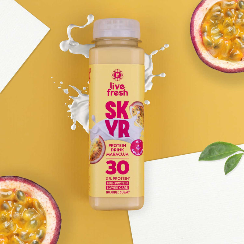 Flasche Live Fresh Skyr Protein Drink Maracuja auf gelbem Hintergrund mit Maracuja und Milchspritzer.
