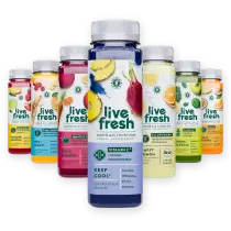 Mehrere LiveFresh-Saftflaschen dramatisch in verschiedenen Sorten voreinander aufgebaut.