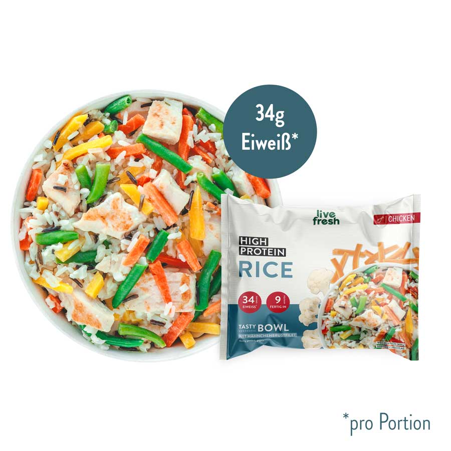 Eine High-Protein-Reis-Bowl mit Hähnchenstücken, grünem und gelbem Gemüse, Karotten und Wildreis, enthält 34g Eiweiß pro Portion. Die Verpackung trägt die Aufschrift „High Protein Rice“ und hebt den hohen Eiweißgehalt hervor.