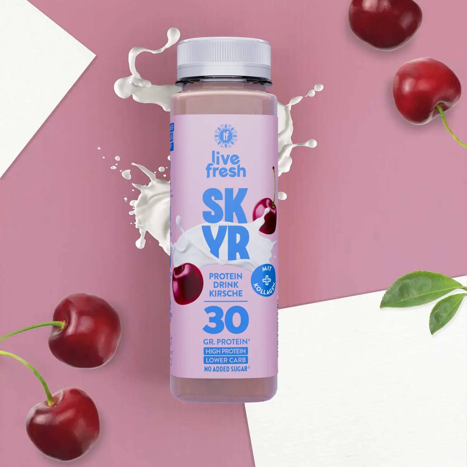 Flasche LiveFresh Skyr Protein Drink Kirsche auf rosa Hintergrund mit Kirschen und Milchspritzer.
