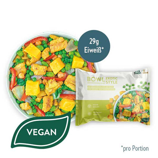 Eine vegane Bowl im exotischen Stil, bestehend aus gelben und grünen Zutaten wie Mango, Paprika und Erbsen, mit 29g Eiweiß pro Portion. Die Verpackung trägt ein „Vegan“-Label und die Aufschrift 