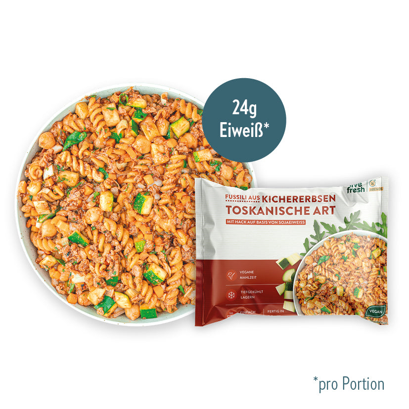 Tiefkühlgericht  "Fusilli aus Kichererbsen – Toskanische Art" von LiveFresh mit Soja-Hack, Zucchini und Tomatensauce, serviert in einer weißen Schüssel. Daneben die Produktverpackung mit rotem Design und einem Hinweis auf 24g Eiweiß pro Portion.