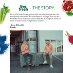 Die Geschichte von „Live Fresh“. Der Text beschreibt, wie das Unternehmen 2016 in einer Garage mit dem Ziel gegründet wurde, das beste Produkt herzustellen. Das Team kontrolliert den gesamten Prozess von den Rohstoffen bis zur Produktion der Säfte selbst, um unvergleichliche Qualität zu bieten. Unter dem Text sieht man die Gründer, Simon und Benedikt, die in orangen „Live Fresh“-Pullovern vor einer Kiste voller Äpfel sitzen und lächeln.